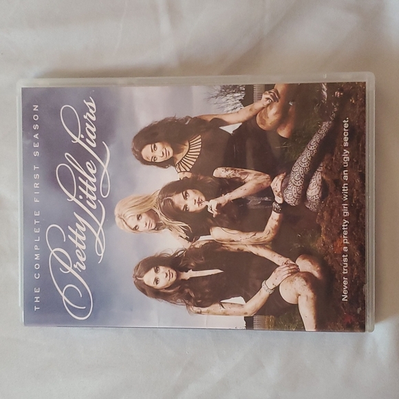 Pretty Little Liars The Second Complete Season & The First Complete Season - Picture 5 of 5